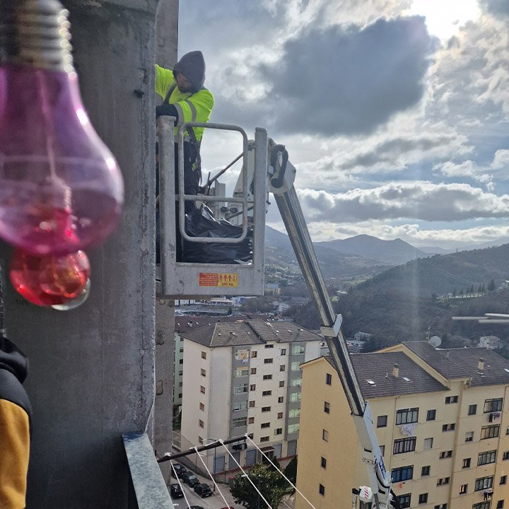 Le piattaforme aeree con operatore possono essere utilizzate per la manutenzione di linee elettriche ed impianti